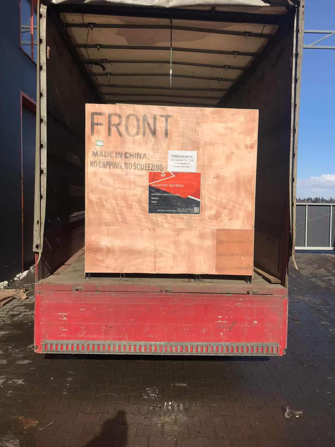 Dos tornos CNC llegaron a la fábrica del cliente en Bielorrusia.