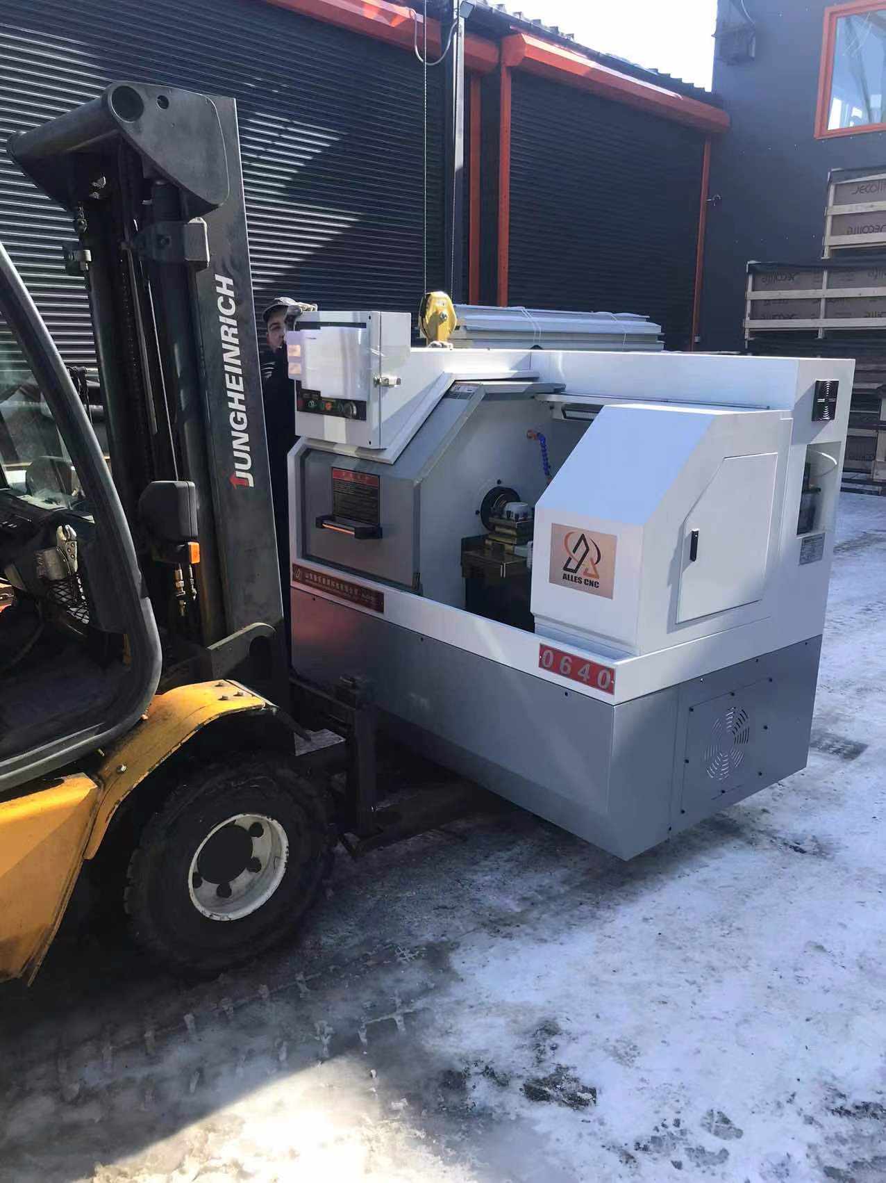 Dos tornos CNC llegaron a la fábrica del cliente en Bielorrusia.