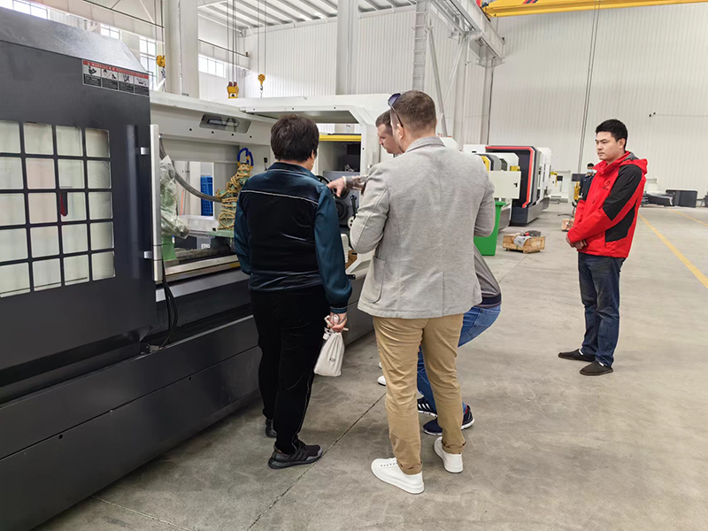 يزور العملاء الروس مصنع CNC للمخرطة