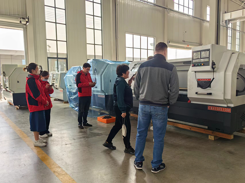 يزور العملاء الروس مصنع CNC للمخرطة