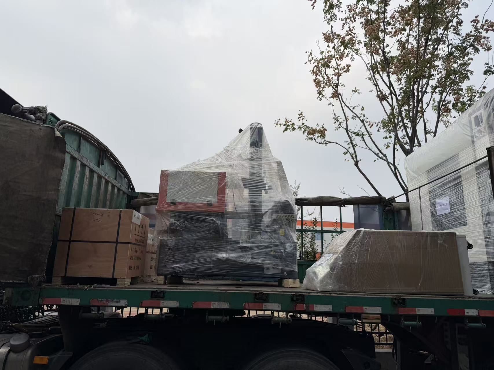 Before loading, every machine had passed its trial run and inspection: spindle speed and runout, axis travel, tool changing, hydraulic and lubrication systems, and the electrical cabinet wiring. Only machines that passed all items were released for packing.